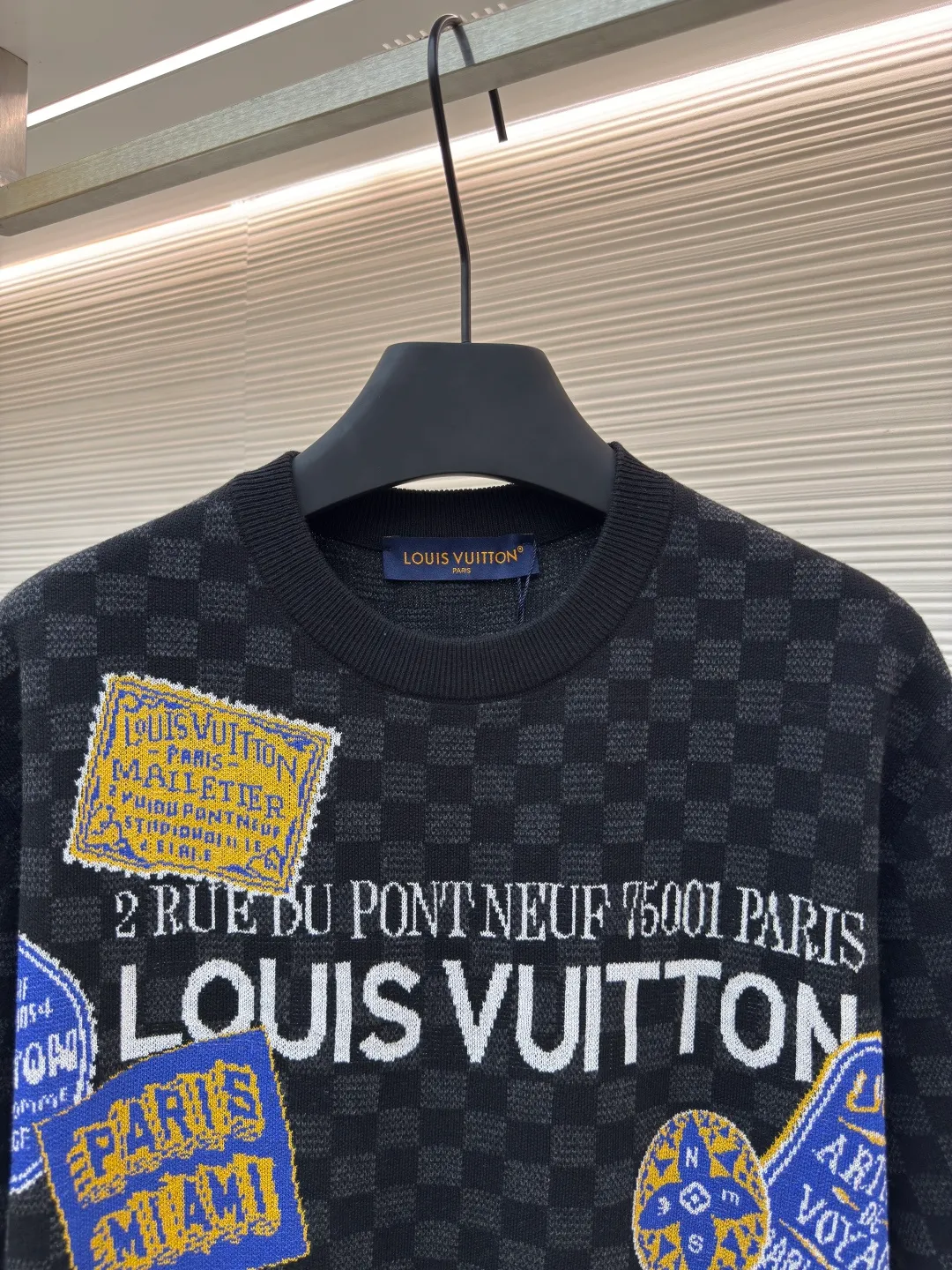LOUIS VUITTON Checkerboard knitted short-sleeved shirt ●Authentic product: Purchased and developed by 11100 ●Item number: 1680281-A85 ●Fabric: Jacquard intarsia texture ●Technology: Double-sided wool hanging process ●Version: Fitted version ●Size: XS-S-M-L ●Weight: about 355 grams ●Description: The pattern adopts double-sided hanging wool technology, fine workmanship, and clear texture lines. The ultra-fine woven threads are made of environmentally friendly fibers. The overall routing is straight and delicate. The fabric is comfortable and soft, and the color is consistent without color difference. It can be matched with the same style to create a fashionable look and control various occasions. Customized accessories, complete with three standards, same style for men and women!